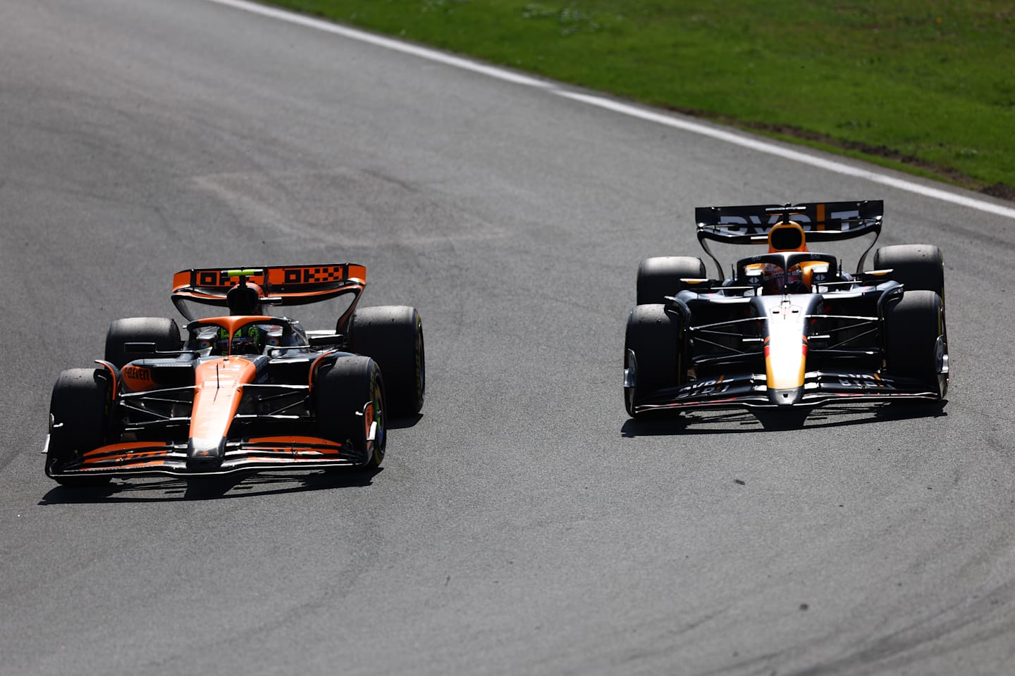 ZANDVOORT, PAÍSES BAJOS - 25 DE AGOSTO: El británico Lando Norris conduce el (4) McLaren MCL38