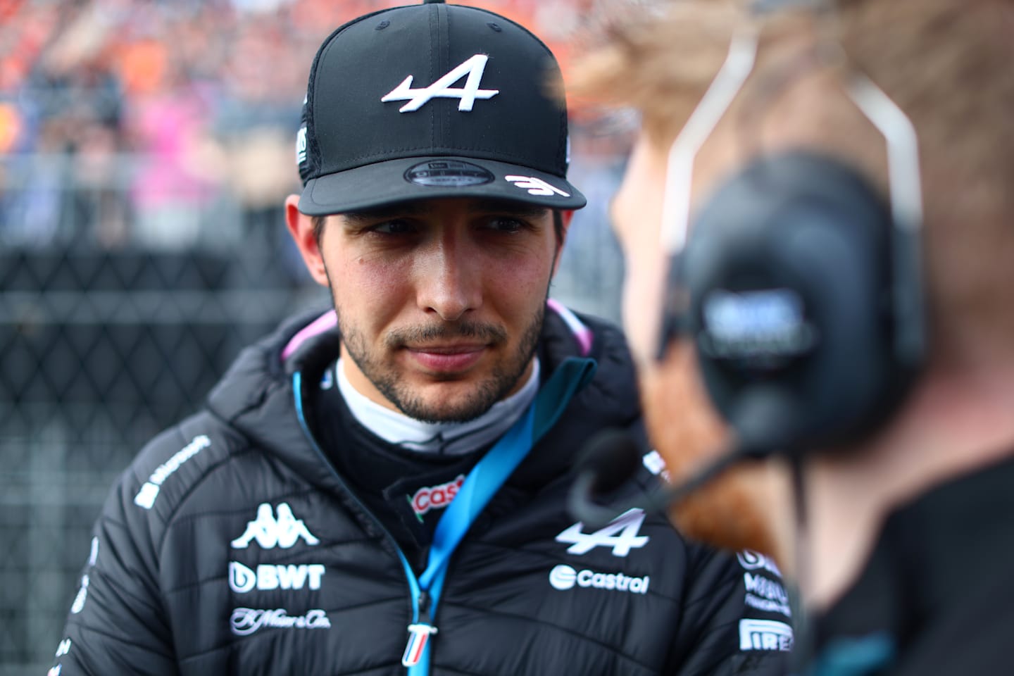 ZANDVOORT, PAÍSES BAJOS - 25 DE AGOSTO: Esteban Ocon de Francia y Alpine F1 se prepara para conducir en el
