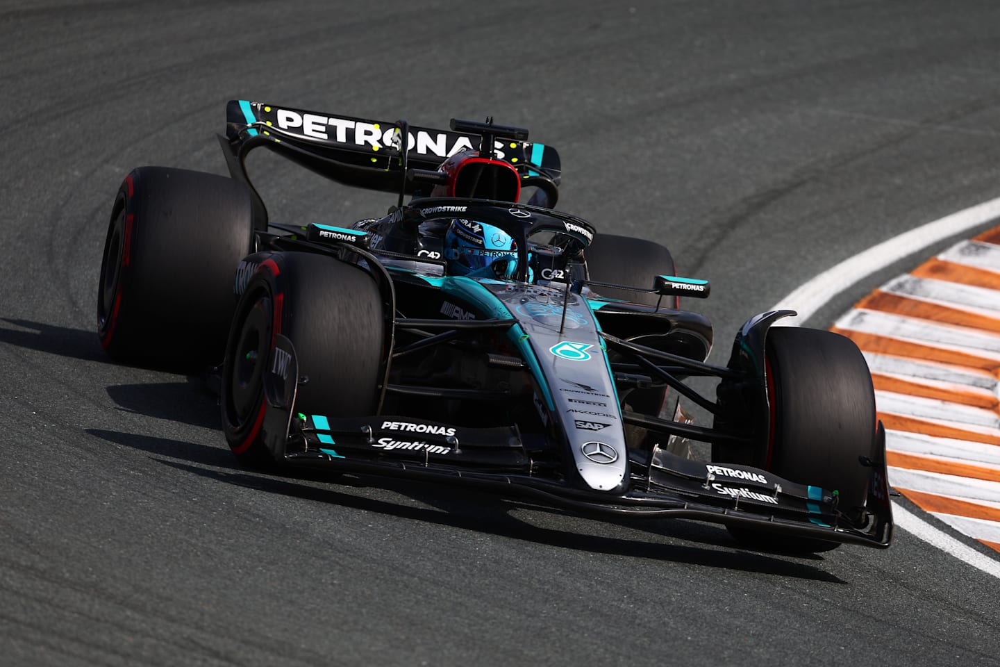 ZANDVOORT, NETHERLANDS - AUGUST 24: George Russell of Great Britain driving the (63) Mercedes AMG Petronas F1 Team W15 on track during qualifying ahead of the F1 Grand Prix of Netherlands at Circuit Zandvoort on August 24, 2024 in Zandvoort, Netherlands. (Photo by Clive Rose/Getty Images)