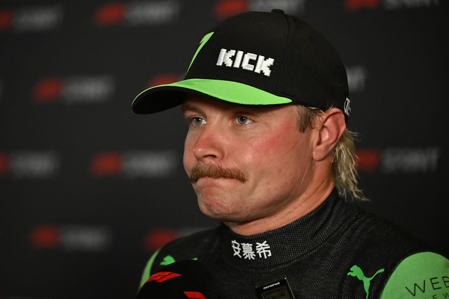 LUSAIL CITY, QATAR - 29 DE NOVIEMBRE: El 13º clasificado Valtteri Bottas de Finlandia y Stake F1