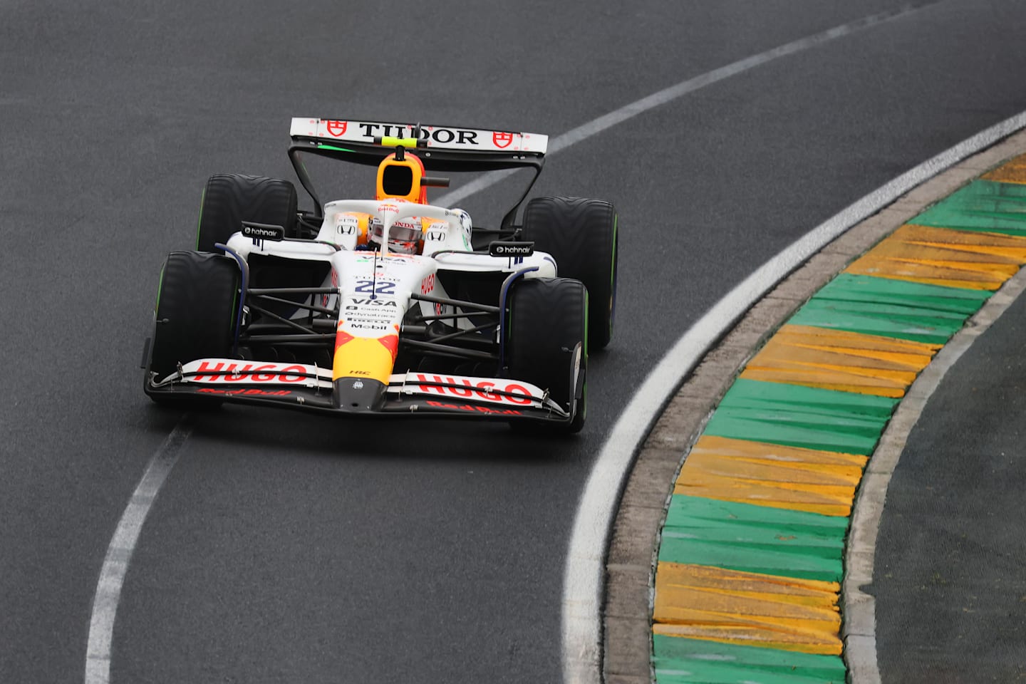 MELBOURNE, AUSTRALIA - 16 DE MARZO: Yuki Tsunoda de Japón conduciendo los (22) Visa Cash App Racing Bulls