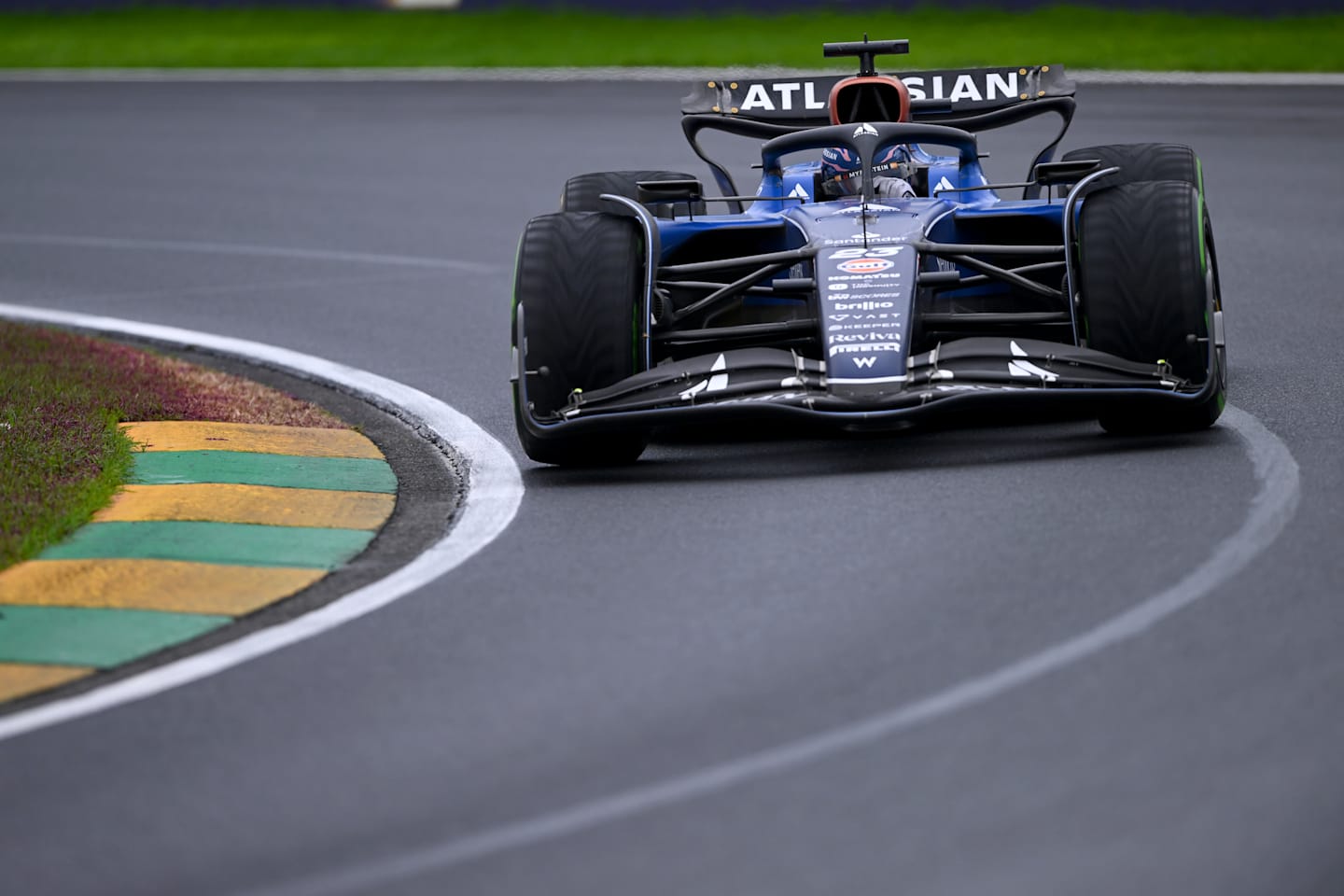 MELBOURNE, AUSTRALIA - 16 DE MARZO: Alexander Albon de Tailandia conduciendo el (23) Williams FW47
