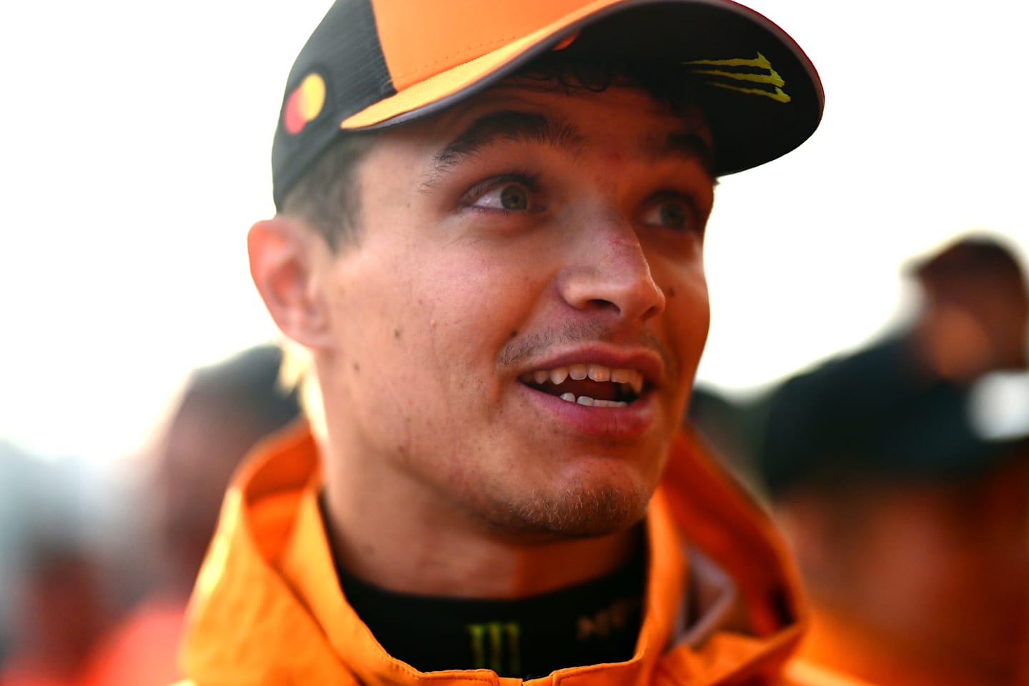 MELBOURNE, AUSTRALIA - 16 DE MARZO: El ganador de la carrera, Lando Norris, de Gran Bretaña, y McLaren