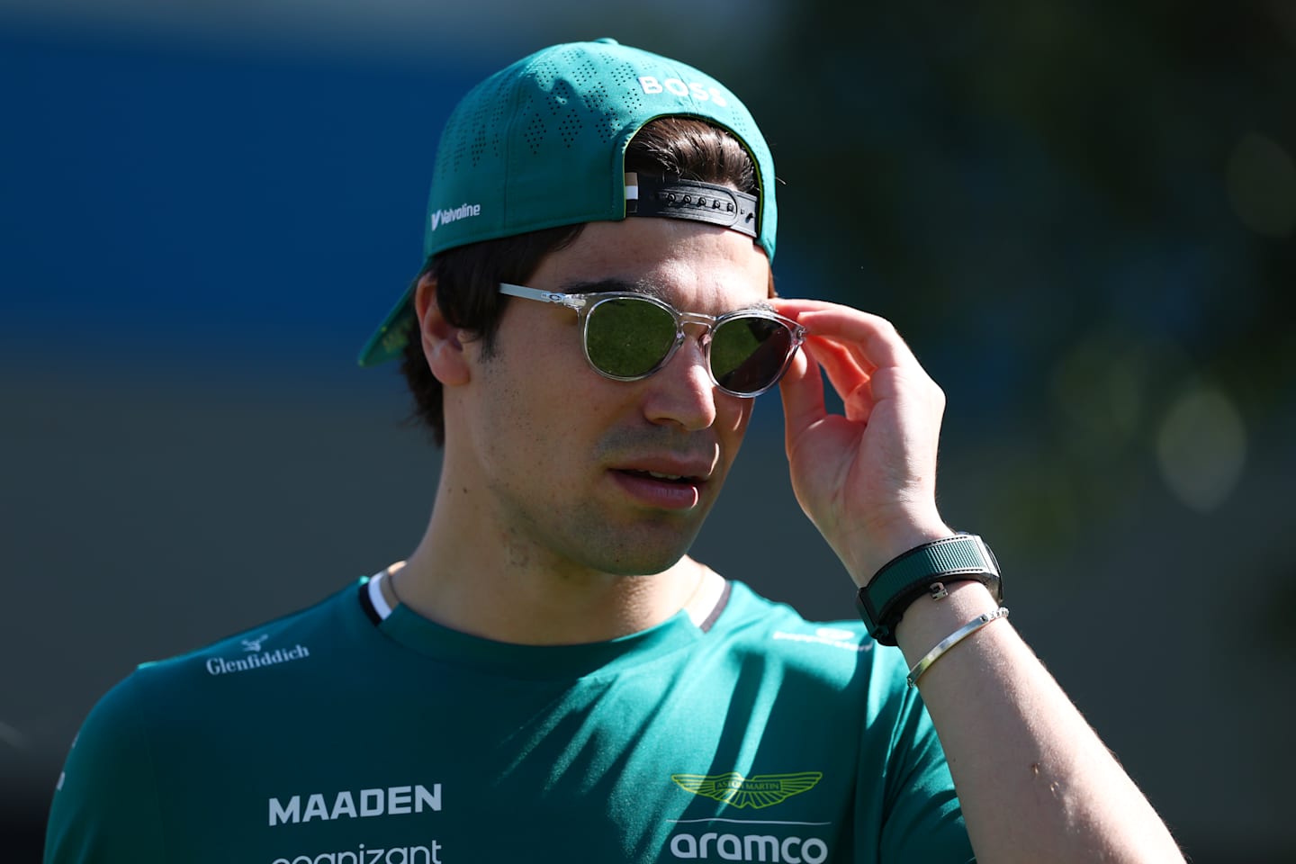 MELBOURNE, AUSTRALIA - 13 DE MARZO: Lance Stroll de Canadá y el equipo Aston Martin F1 observan durante