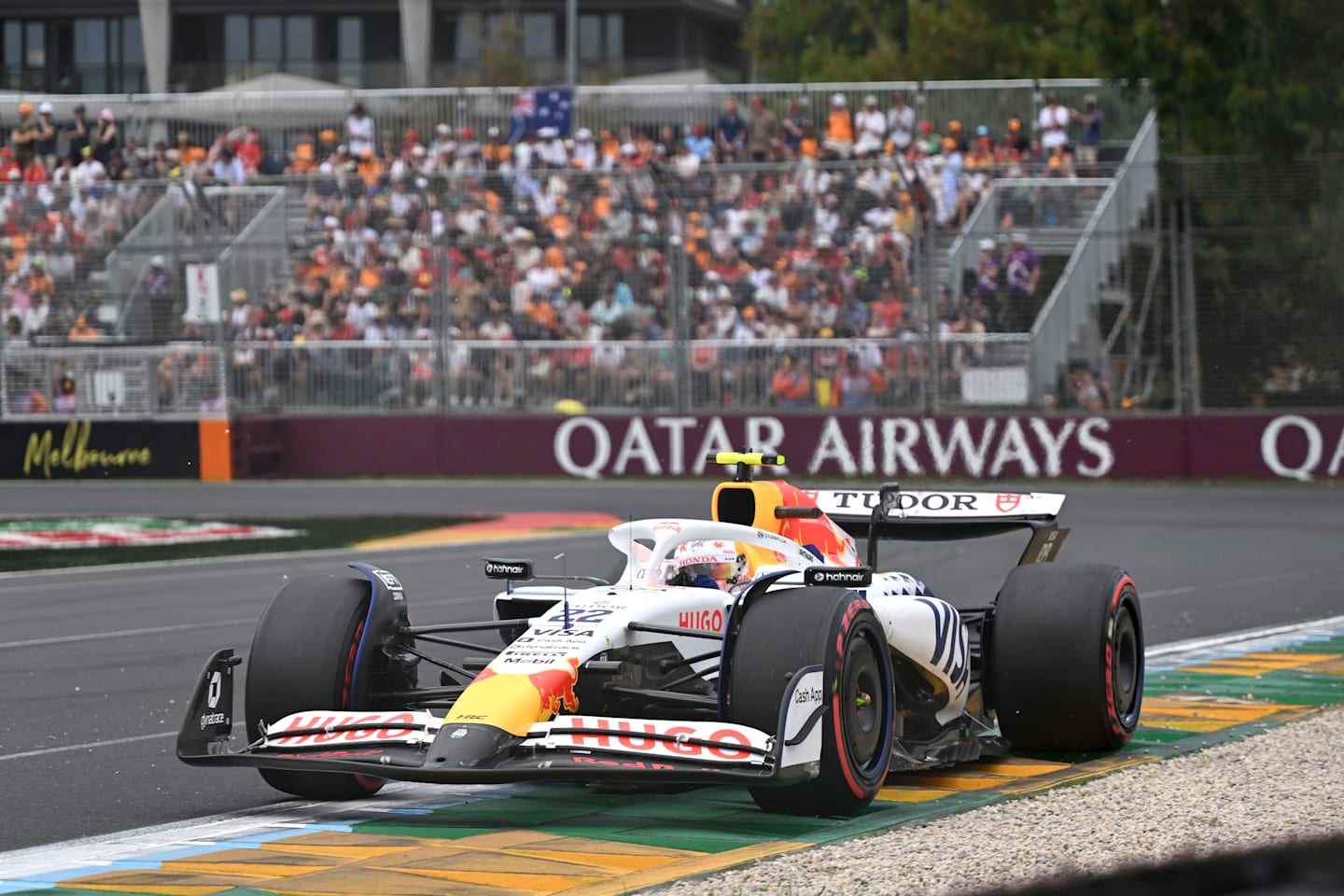 MELBOURNE, AUSTRALIA - 15 DE MARZO: Yuki Tsunoda de Japón conduciendo los (22) Visa Cash App Racing Bulls