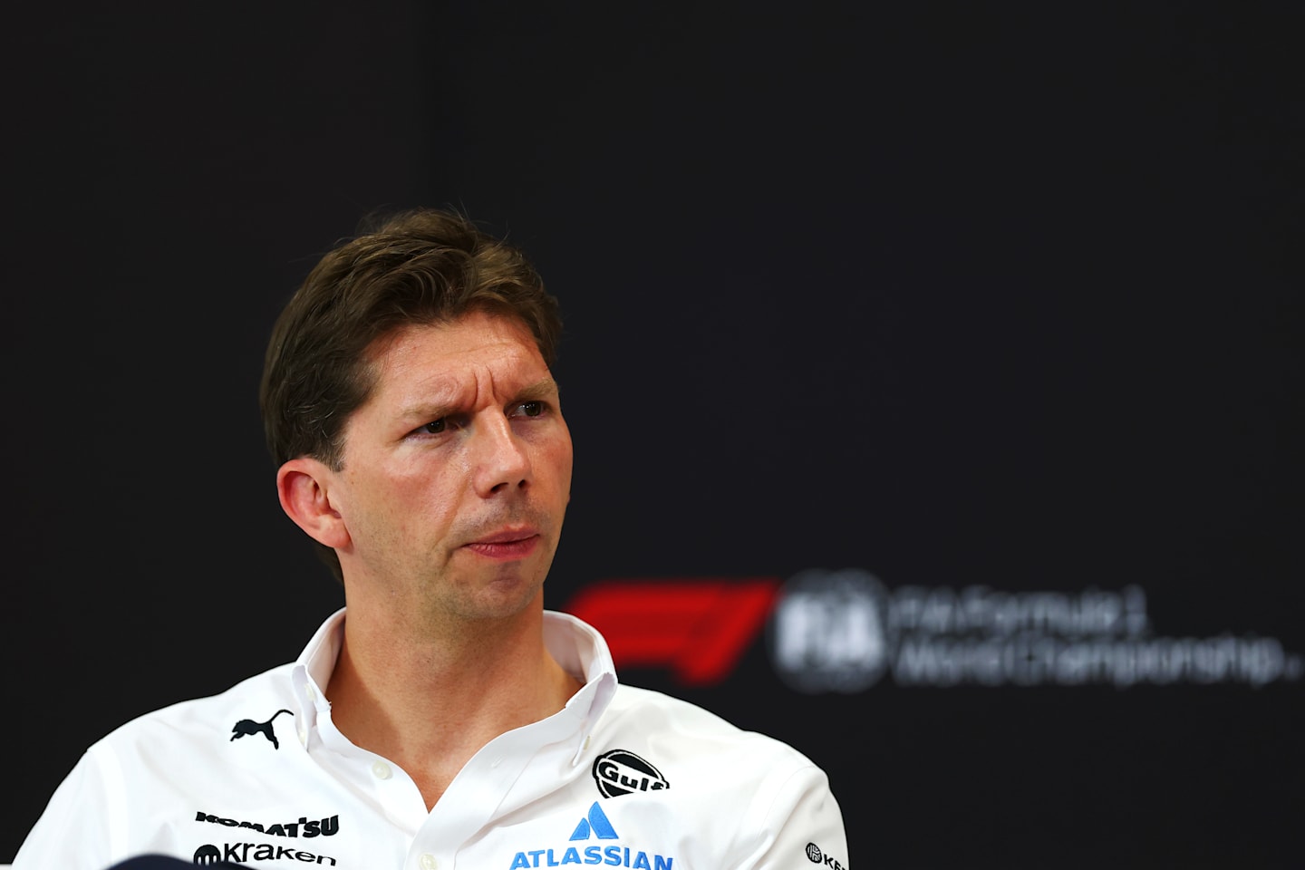 BAHRÉIN, BAHRÉIN - 11 DE ABRIL: James Vowles, director del equipo Williams observa en el equipo
