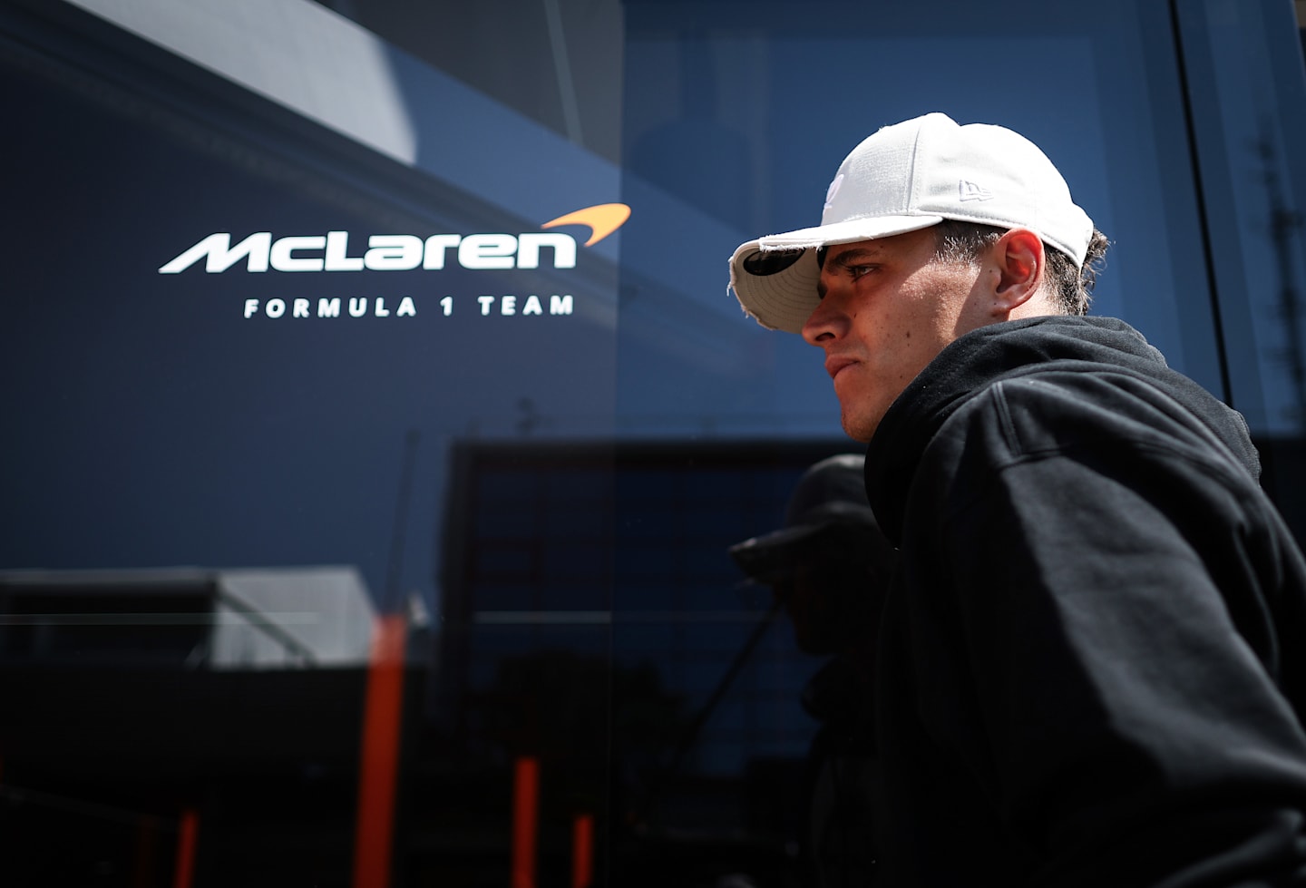 IMOLA, ITALIA - 15 DE MAYO: Lando Norris de Gran Bretaña y McLaren observa en el Paddock durante