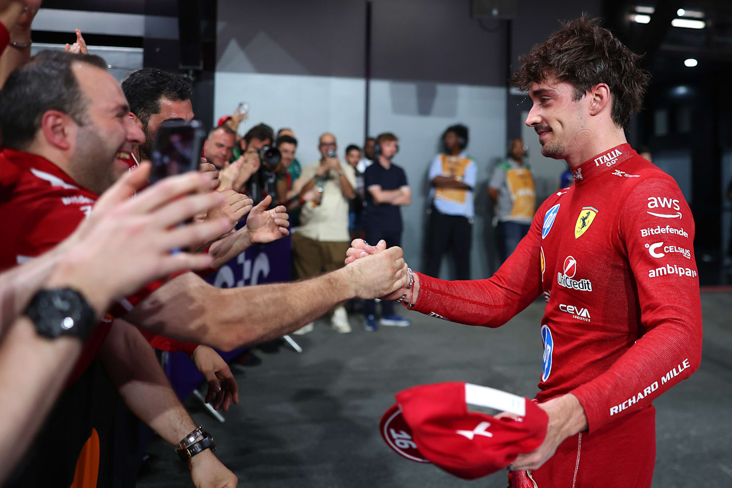JEDDAH, ARABIA SAUDITA - 20 DE ABRIL: El tercer clasificado, Charles Leclerc, de Mónaco y Scuderia Ferrari