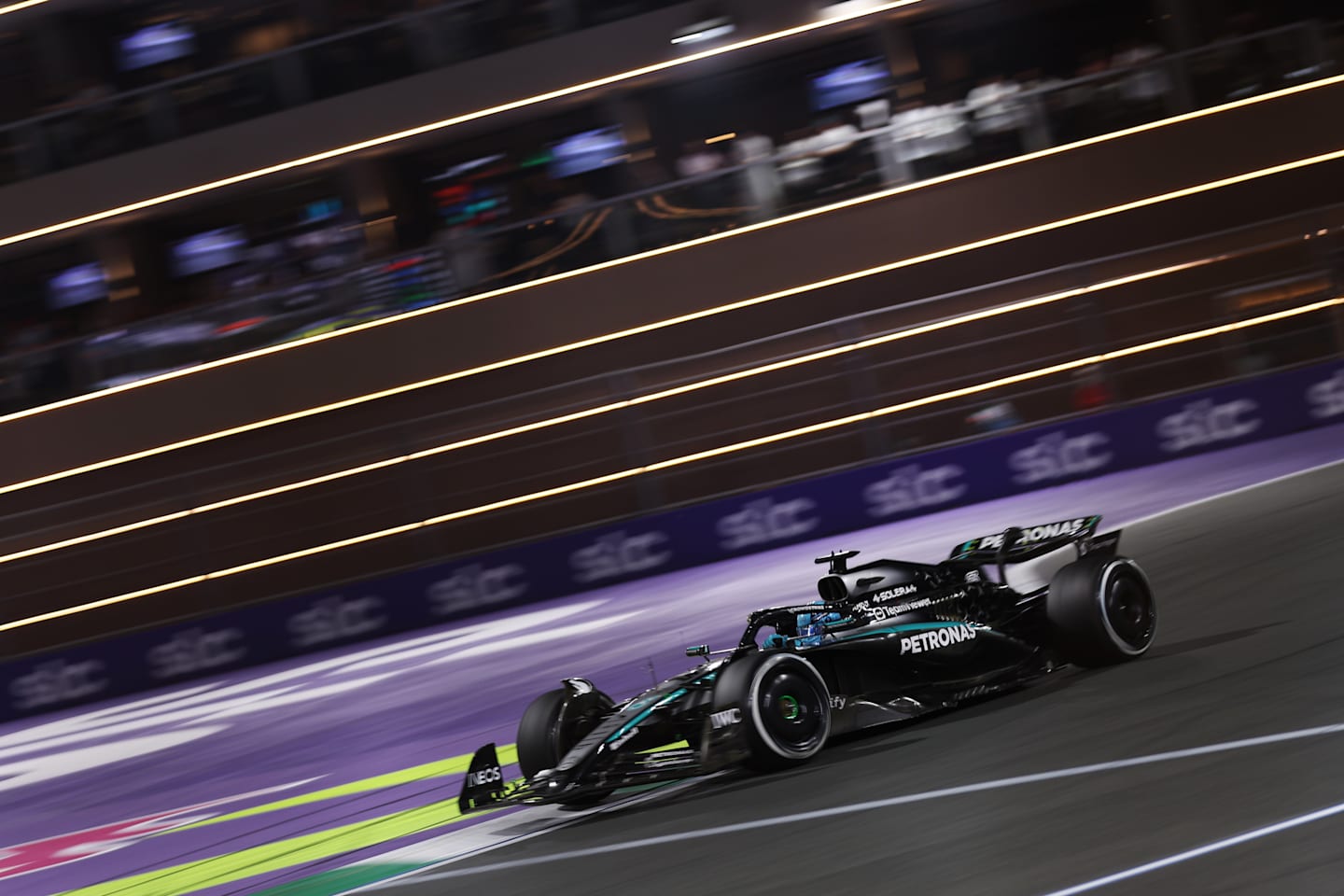 JEDDAH, ARABIA SAUDITA - 20 DE ABRIL: George Russell de Gran Bretaña conduciendo el Mercedes AMG (63)