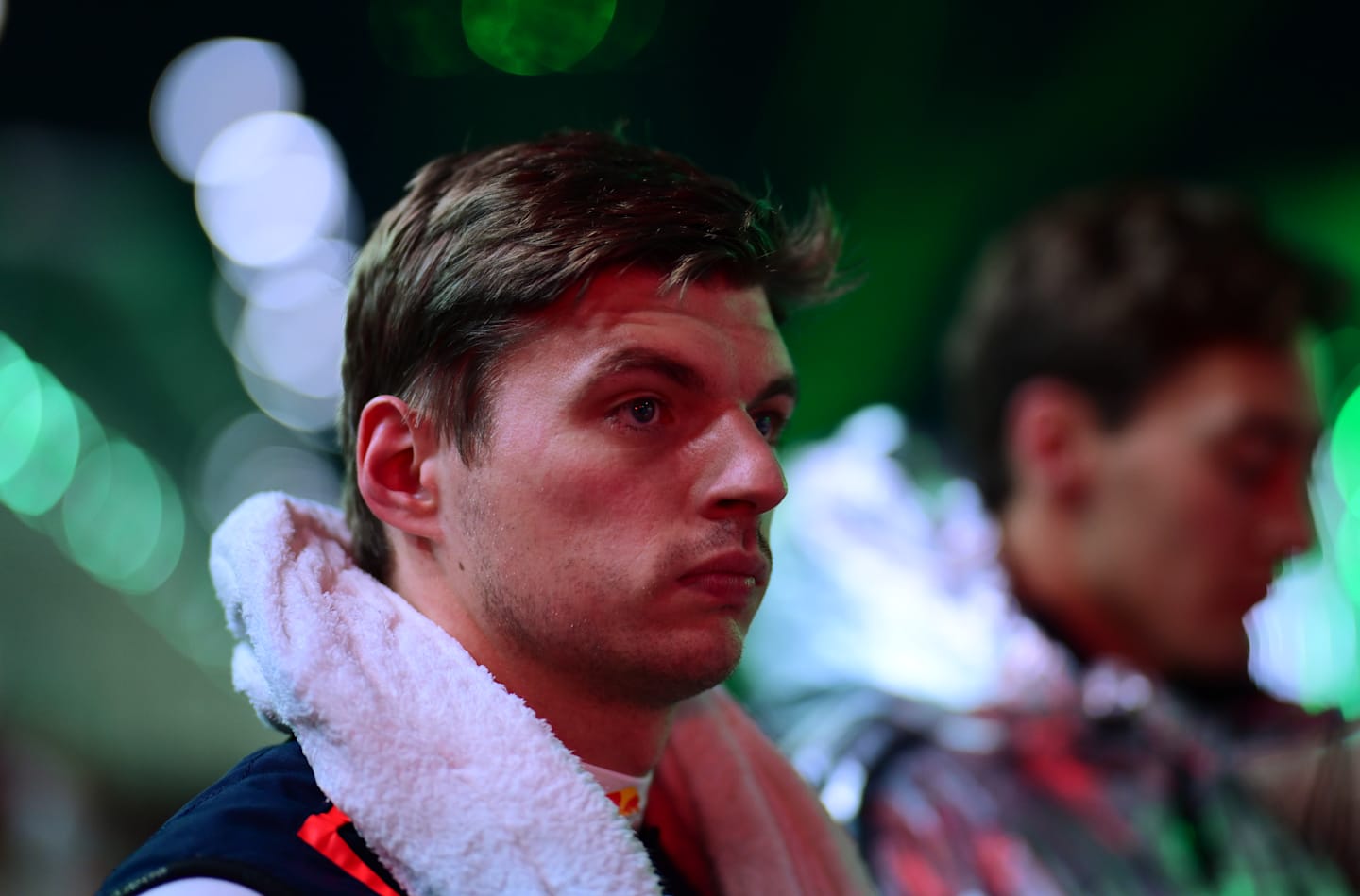 JEDDAH, ARABIA SAUDITA - 20 DE ABRIL: Max Verstappen de los Países Bajos y Oracle Red Bull Racing miran