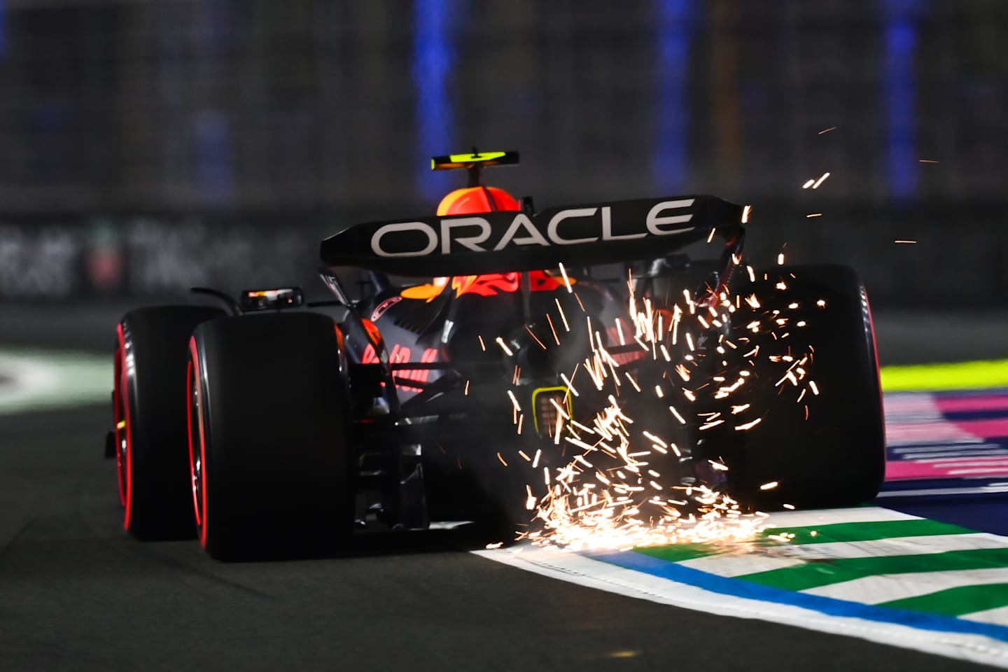 JEDDAH, ARABIA SAUDITA - 18 DE ABRIL: Las chispas vuelan detrás de Yuki Tsunoda de Japón conduciendo el (22) Oracle