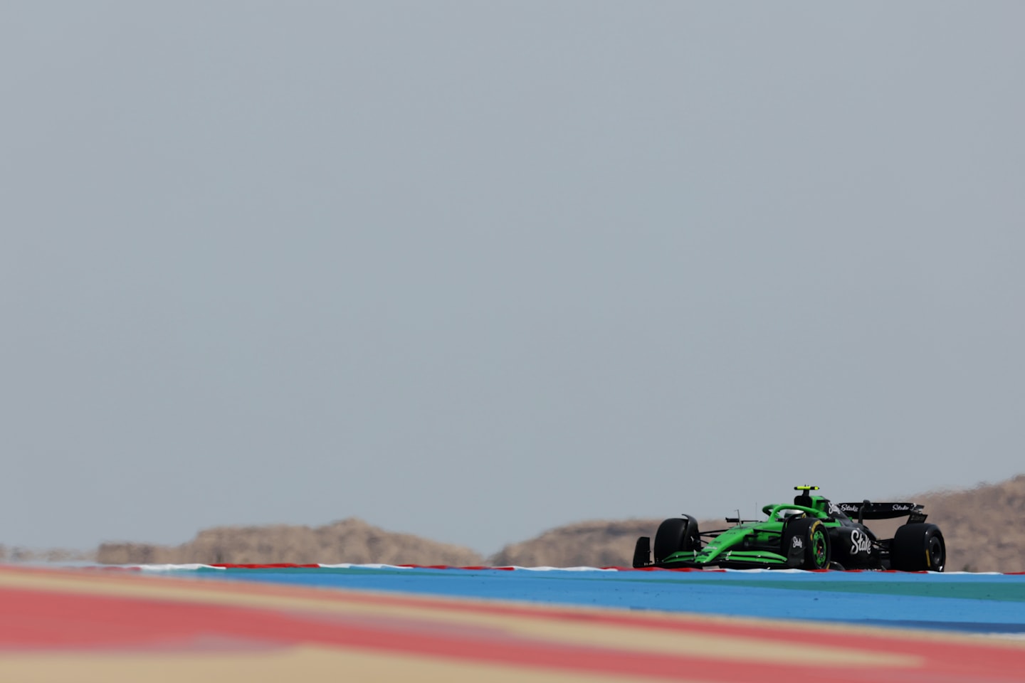 BAHRÉIN, BAHRÉIN - 28 DE FEBRERO: Gabriel Bortoleto de Brasil conduciendo el (5) Kick Sauber C45 Ferrari