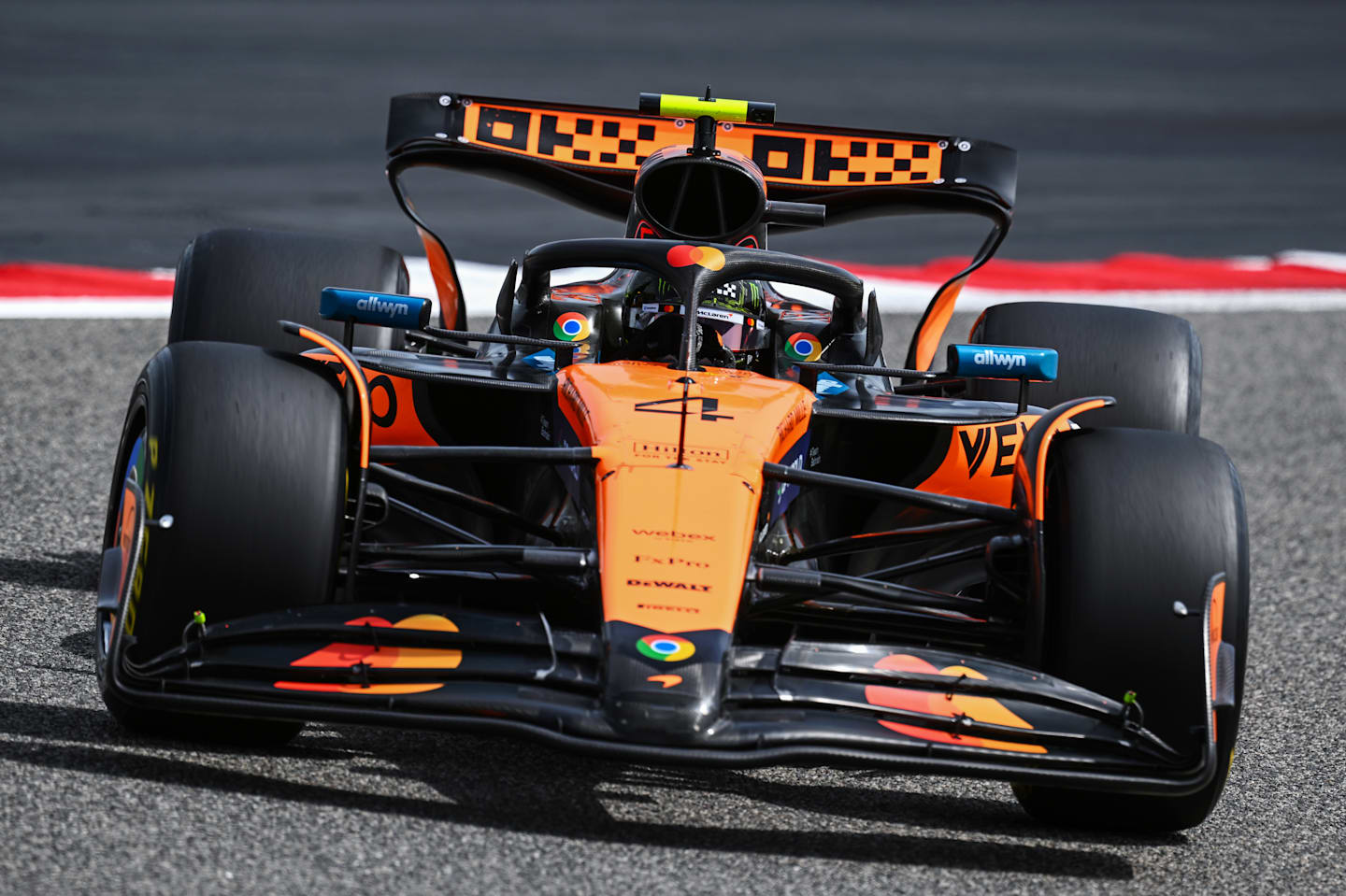 BAHRÉIN, BAHRÉIN - 28 DE FEBRERO: Lando Norris de Gran Bretaña conduciendo el (4) McLaren MCL39