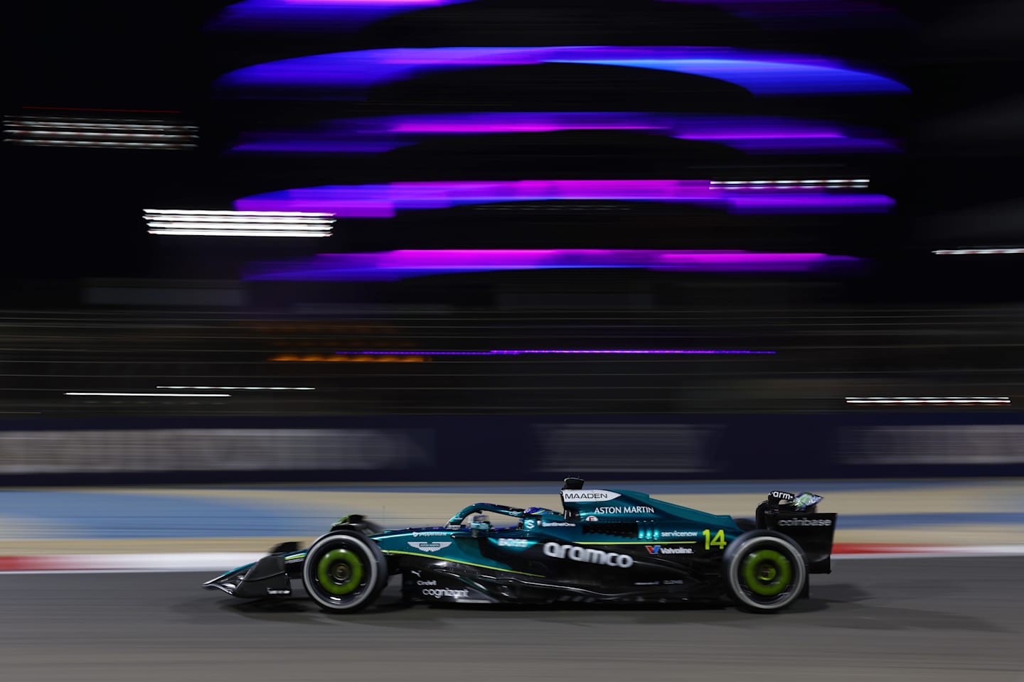 BAHRÉIN, BAHRÉIN - 28 DE FEBRERO: Fernando Alonso de España al volante del (14) equipo Aston Martin F1 Team