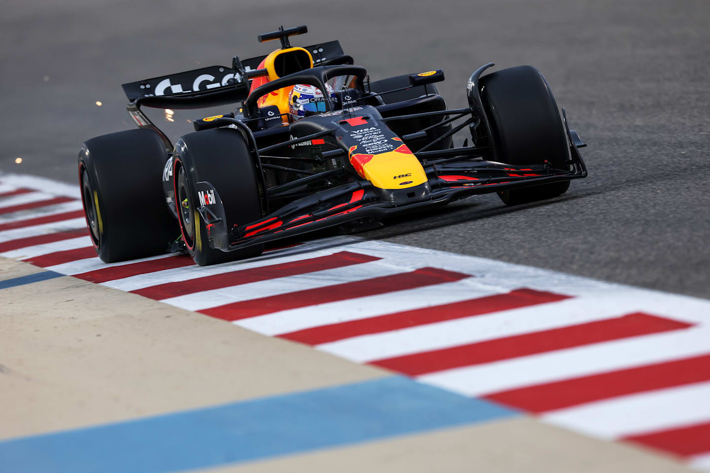BAHRÉIN, BAHRÉIN - 28 DE FEBRERO: Max Verstappen de los Países Bajos conduciendo el (1) Oracle Red Bull