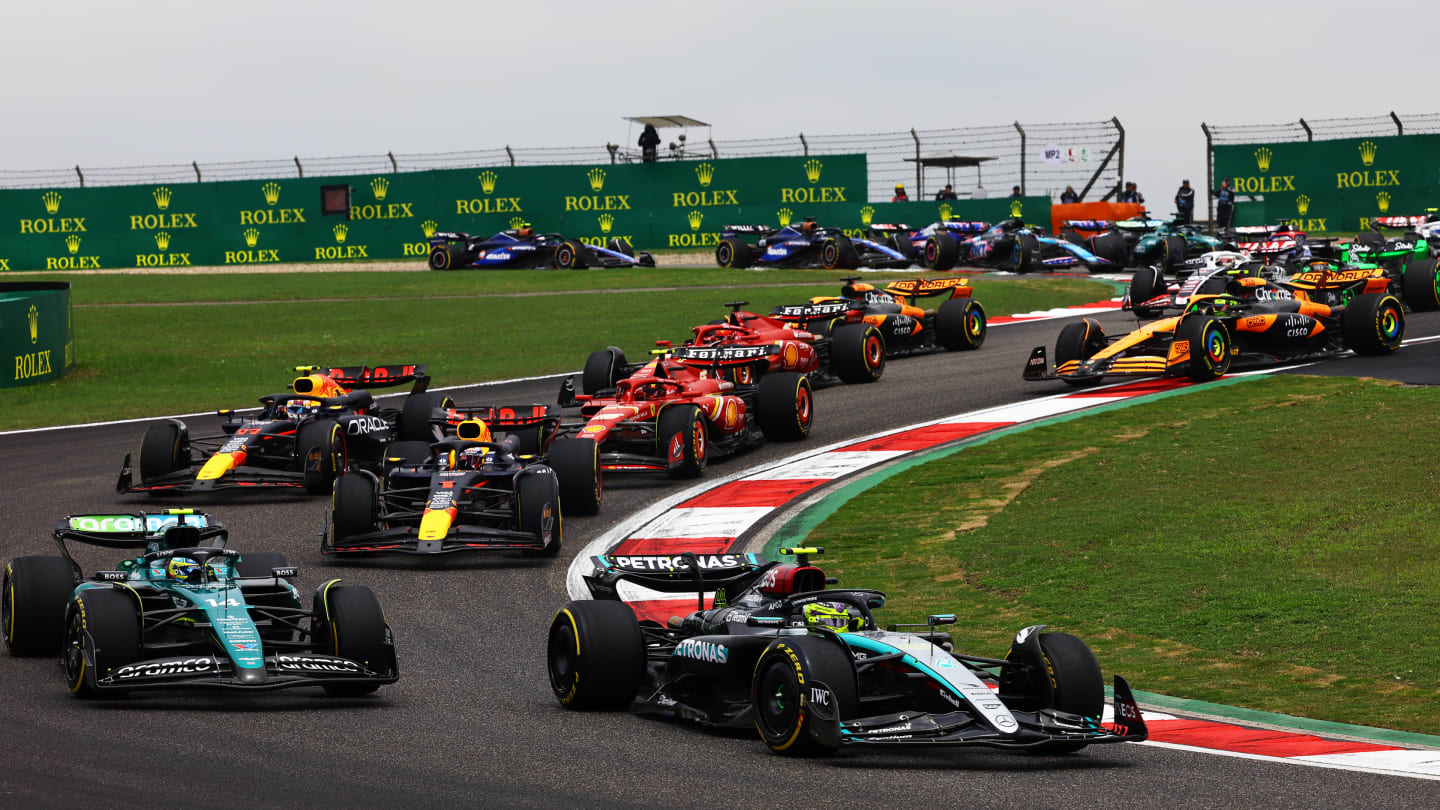 SHANGHÁI, CHINA - 20 DE ABRIL: Lewis Hamilton de Gran Bretaña conduciendo el Mercedes AMG Petronas (44)