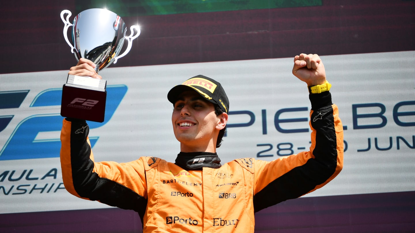 SPIELBERG, AUSTRIA - 30 DE JUNIO: El ganador de la carrera, Gabriel Bortoleto de Brasil, e Invicta Racing (10)