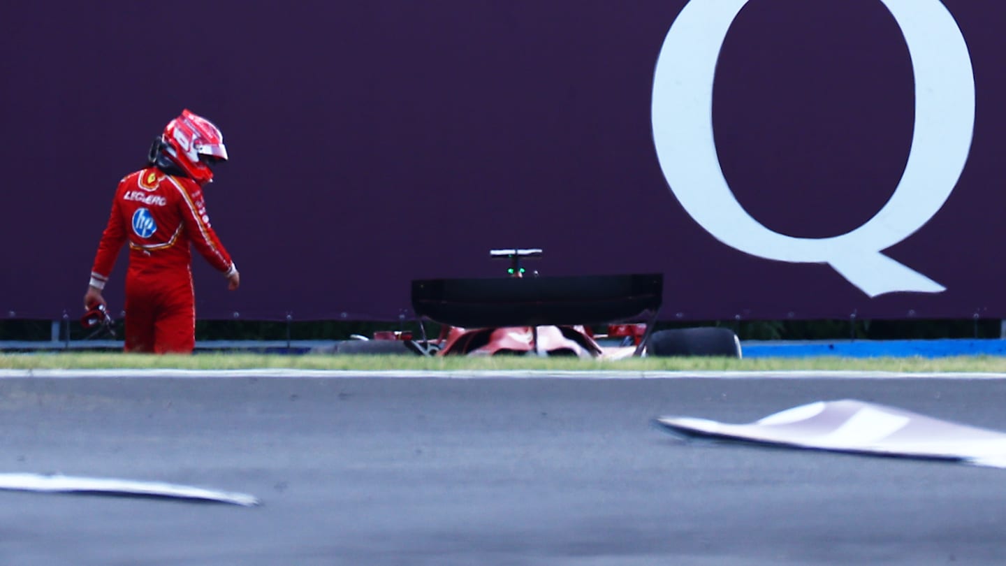 BUDAPEST, Hungría - 19 DE JULIO: Charles Leclerc de Mónaco y Ferrari camina desde su auto después de
