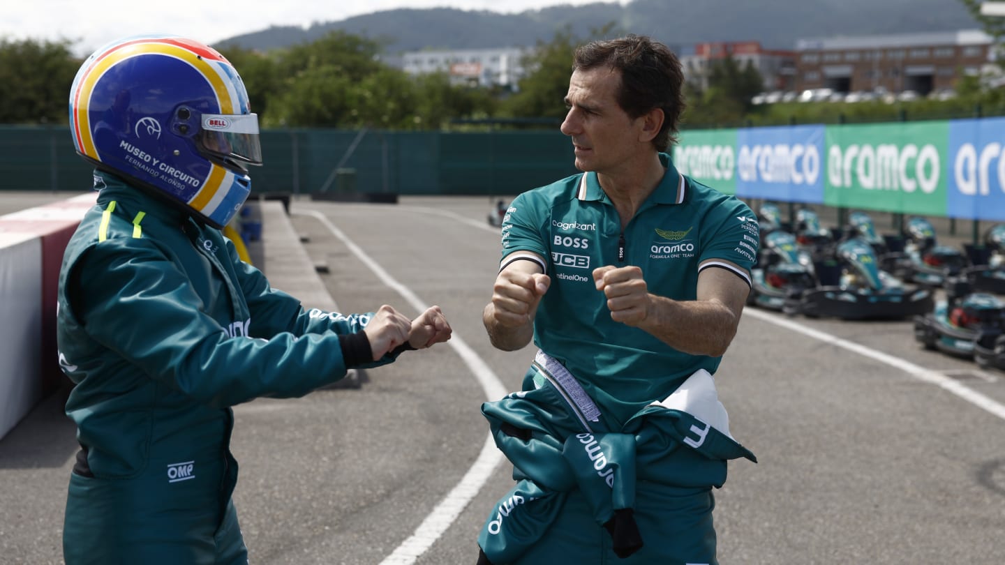 Alonso and de la Rosa joined the students for an afternoon on the track