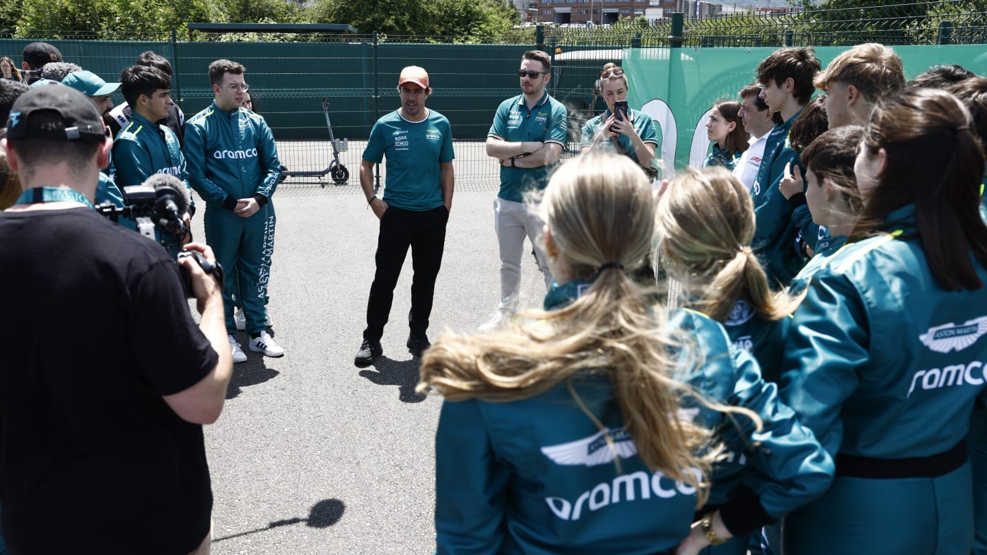 Alonso and de la Rosa joined the students for an afternoon on the track