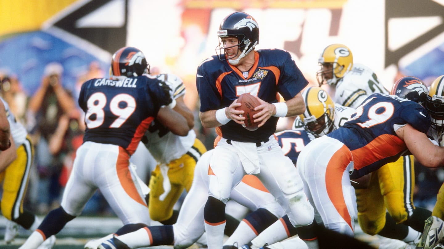 SAN DIEGO, CA - JANUARY 25:  John Elway #7 of the Denver Broncos turns to hand the ball off to a