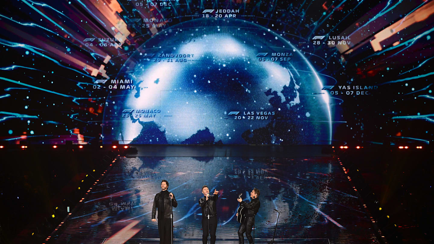 LONDRES, INGLATERRA - 18 DE FEBRERO: Take That se presenta en el escenario durante F1 75 Live en The O2 Arena el