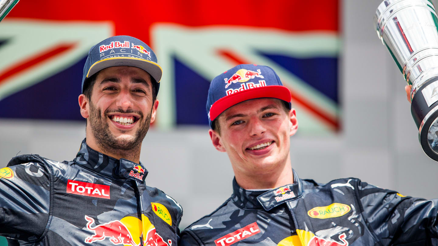 HOCKENHEIM, ALEMANIA - 31 DE JULIO: Daniel Ricciardo de Australia y Max Verstappen de Países Bajos
