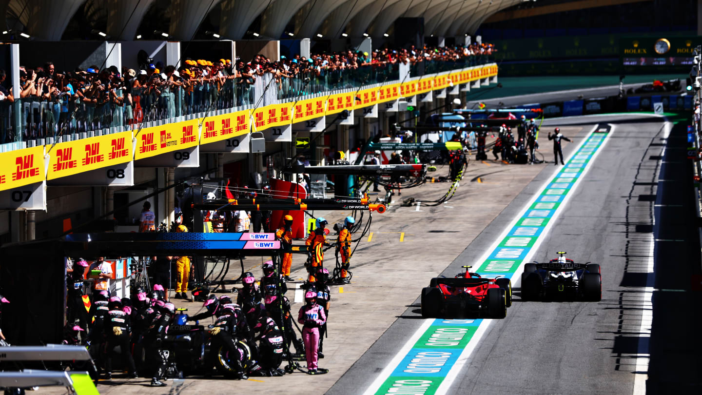 SAO PAULO, BRAZIL - NOVEMBER 05: Yuki Tsunoda of Japan driving the (22) Scuderia AlphaTauri AT04