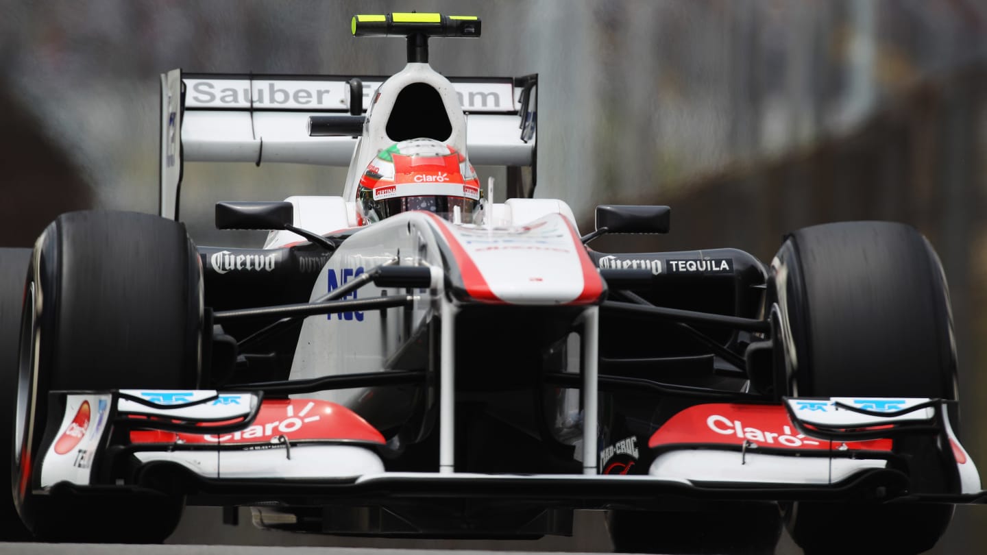 SAO PAULO, BRAZIL - NOVEMBER 26:  Sergio Perez of Mexico and Sauber F1 drives during qualifying for