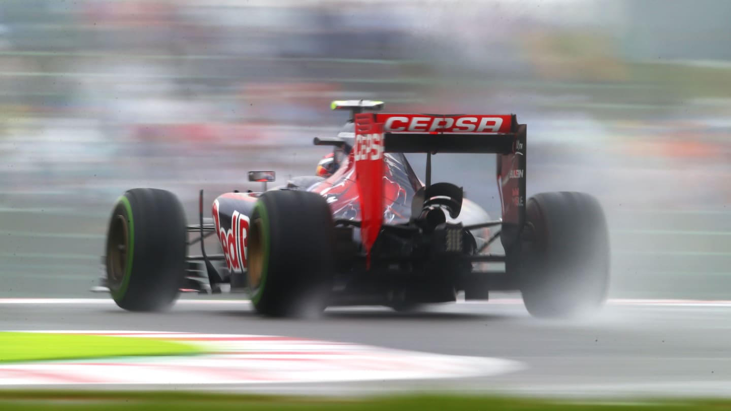 SUZUKA, JAPAN - OCTOBER 05: Daniil Kvyat of Russia and Scuderia Toro Rosso drives during the