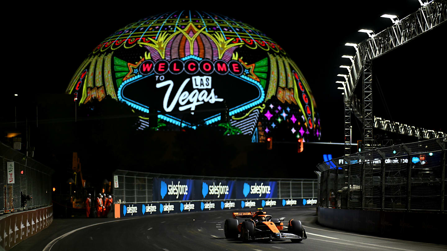 LAS VEGAS, NEVADA - NOVEMBER 17: Lando Norris of Great Britain driving the (4) McLaren MCL60