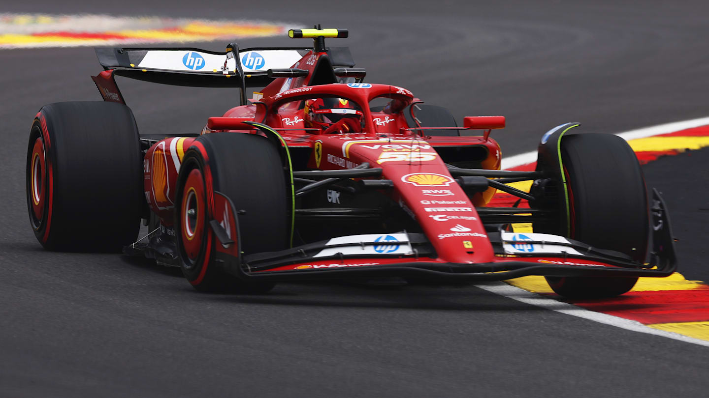 SPA, BÉLGICA - 26 DE JULIO: Carlos Sainz de España conduce (55) el Ferrari SF-24 en la pista durante