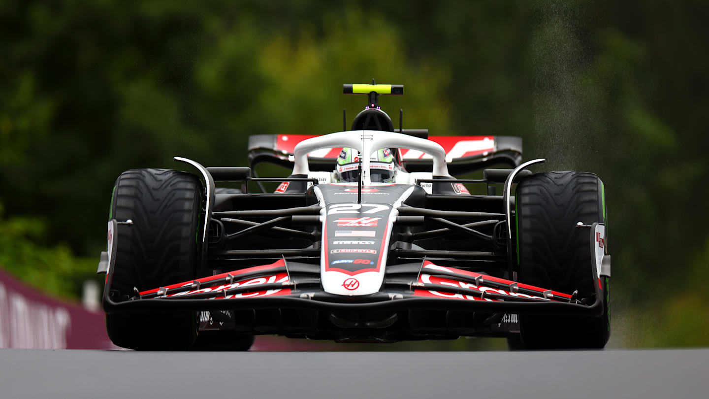 SPA, BÉLGICA - 27 DE JULIO: Nico Hulkenberg de Alemania conduce el Ferrari (27) Haas F1 VF-24 en la pista