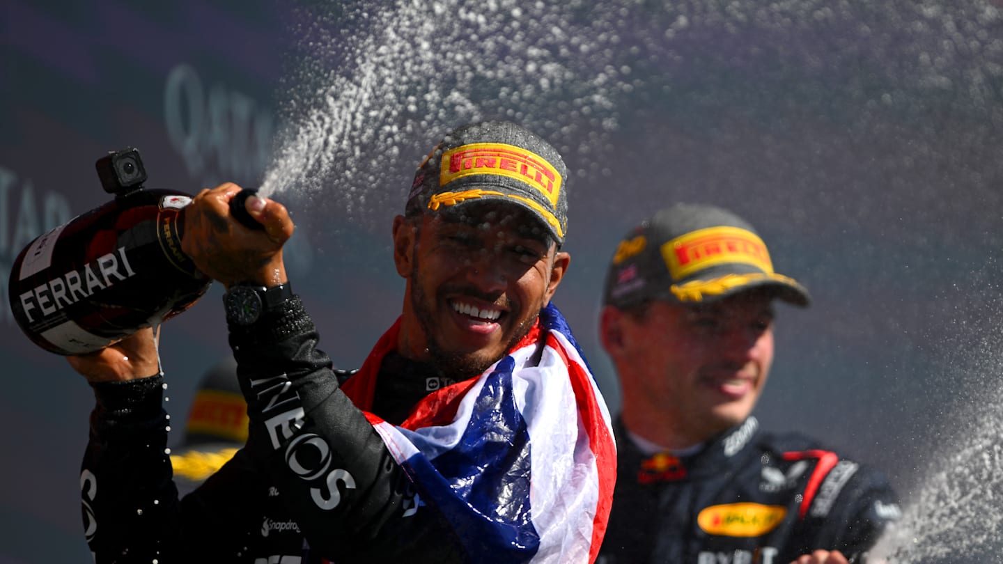 NORTHAMPTON, INGLATERRA - 7 DE JULIO: El ganador de la carrera Lewis Hamilton de Gran Bretaña y Mercedes celebra