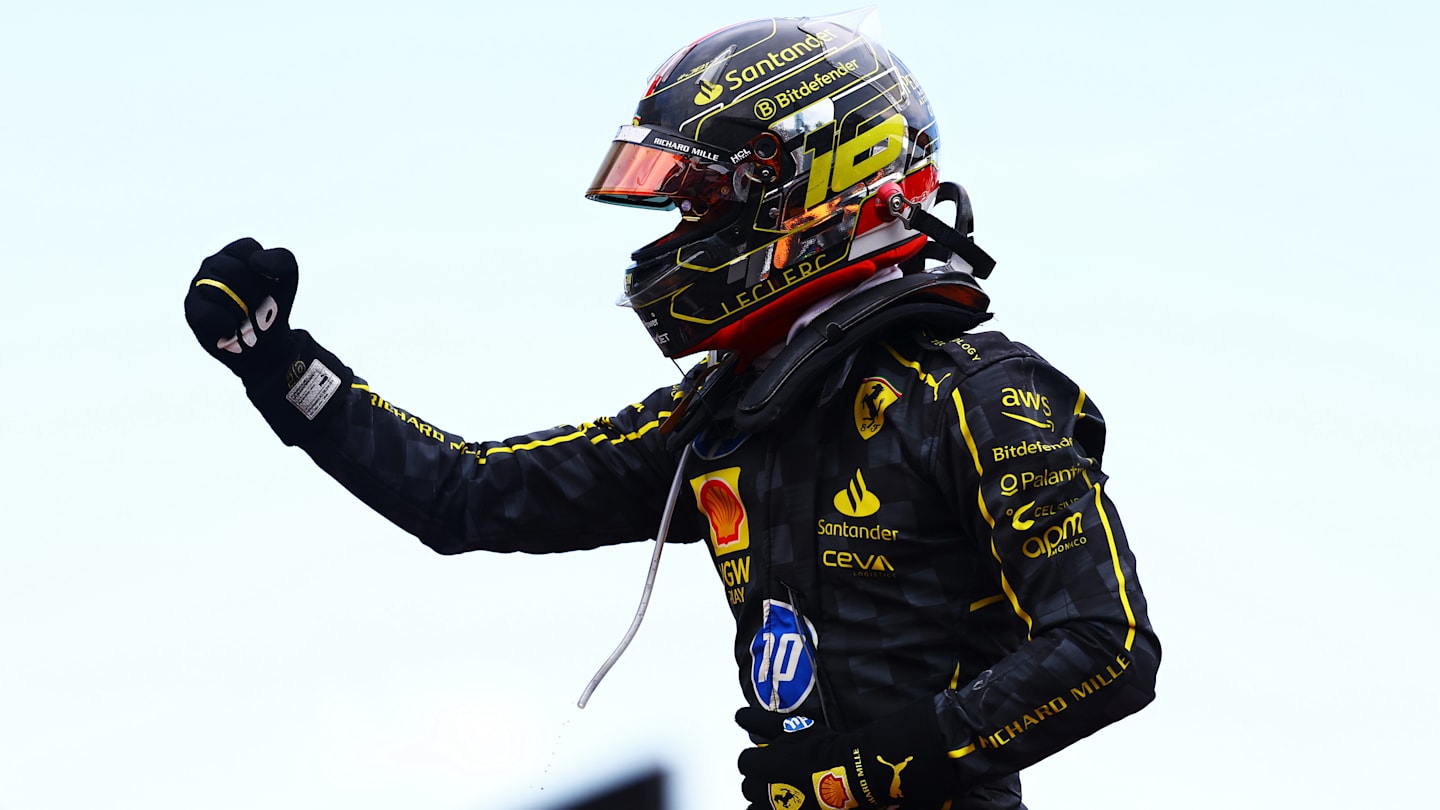 MONZA, ITALIA - 01 DE SEPTIEMBRE: El ganador de la carrera, Charles Leclerc de Mónaco y Ferrari, celebra en el parque