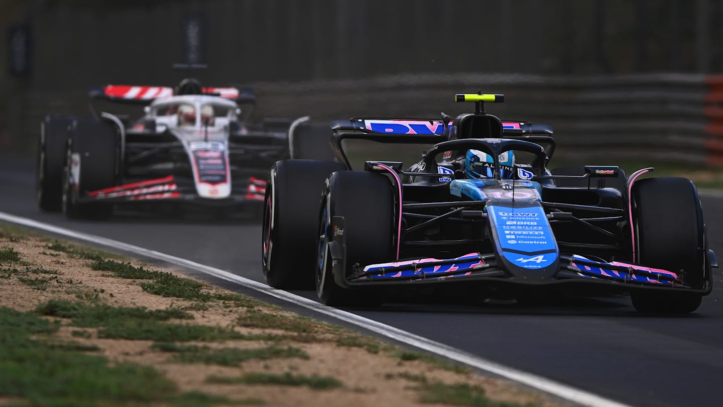 MONZA, ITALIA - 01 DE SEPTIEMBRE: Pierre Gasly de Francia al volante del (10) Alpine F1 A524 Renault lidera