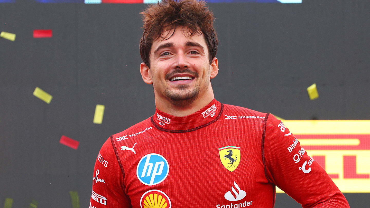 MONZA, ITALIA - 01 DE SEPTIEMBRE: El ganador de la carrera, Charles Leclerc, de Mónaco y Ferrari, celebra en el