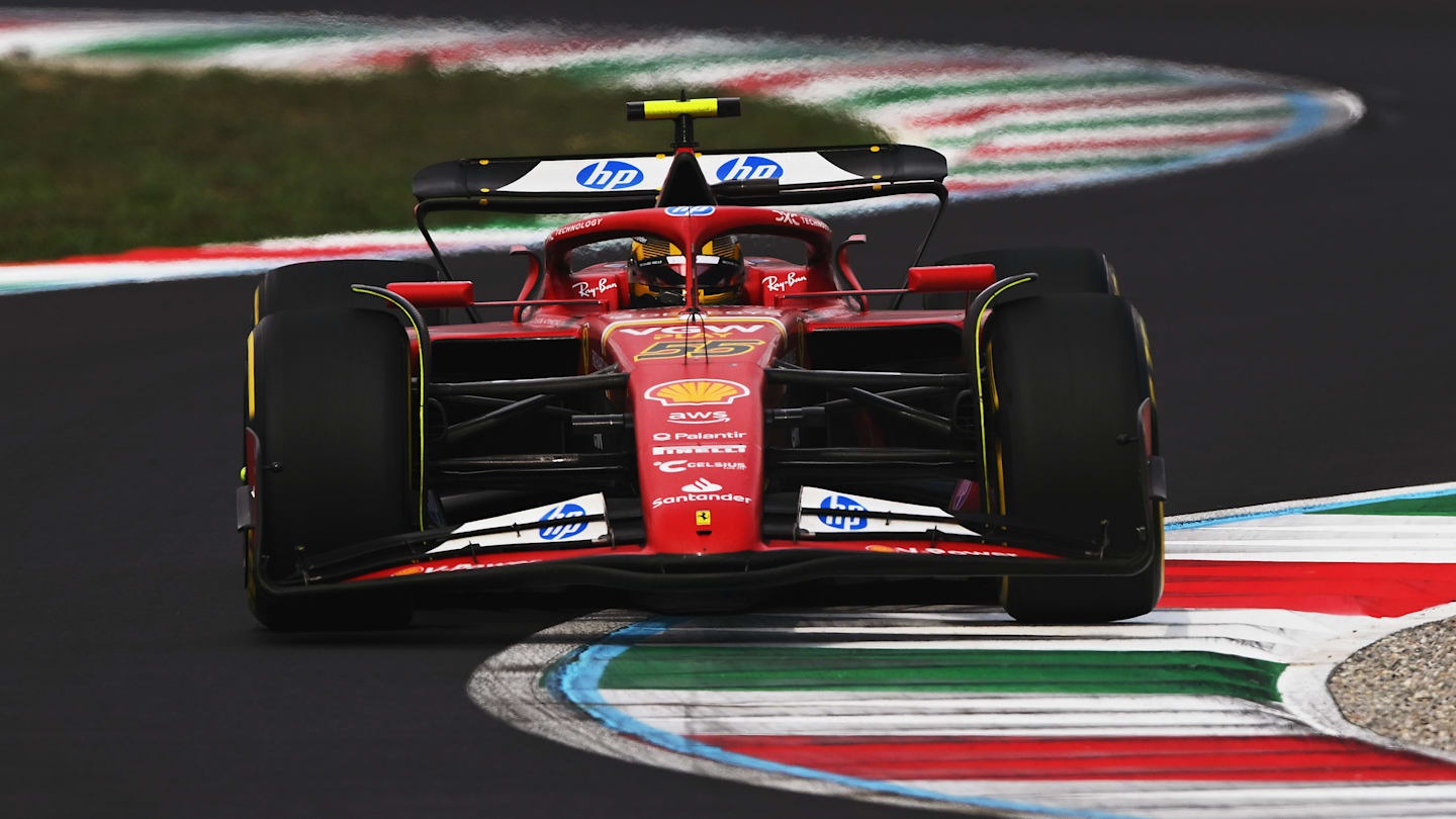 MONZA, ITALIA - 01 DE SEPTIEMBRE: Carlos Sainz de España conduce (55) el Ferrari SF-24 en la pista durante