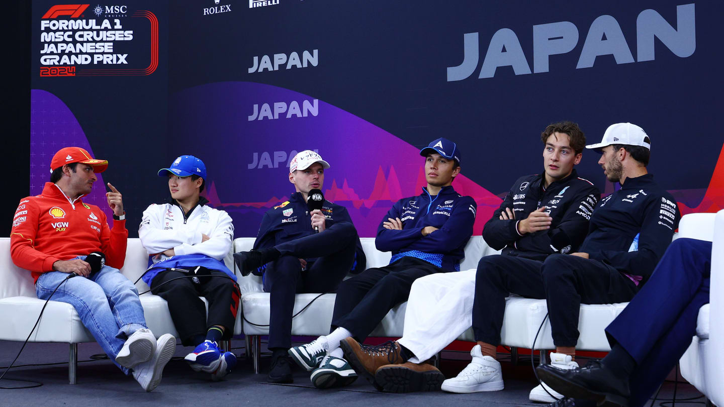 SUZUKA, JAPAN - APRIL 04: Carlos Sainz of Spain and Ferrari, Yuki Tsunoda of Japan and Visa Cash
