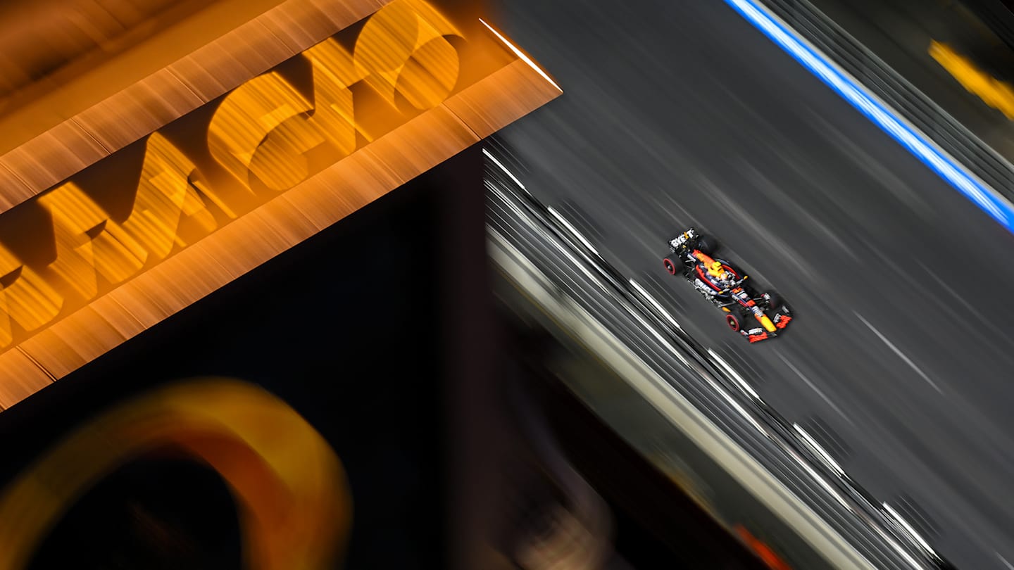 LAS VEGAS, NEVADA - NOVEMBER 21: Sergio Perez of Mexico driving the (11) Oracle Red Bull Racing