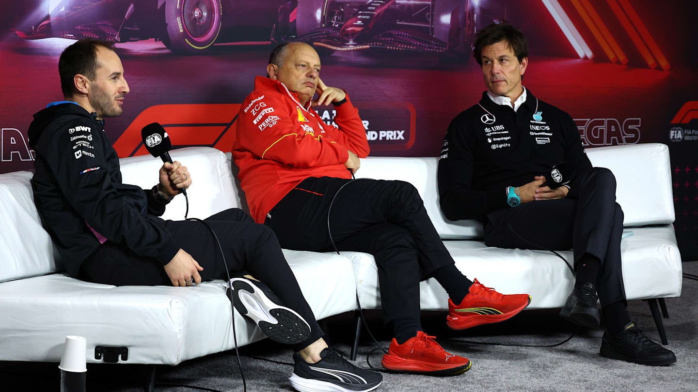 LAS VEGAS, NEVADA - 21 DE NOVIEMBRE: Oliver Oakes, director del equipo Alpine F1, director del equipo Ferrari