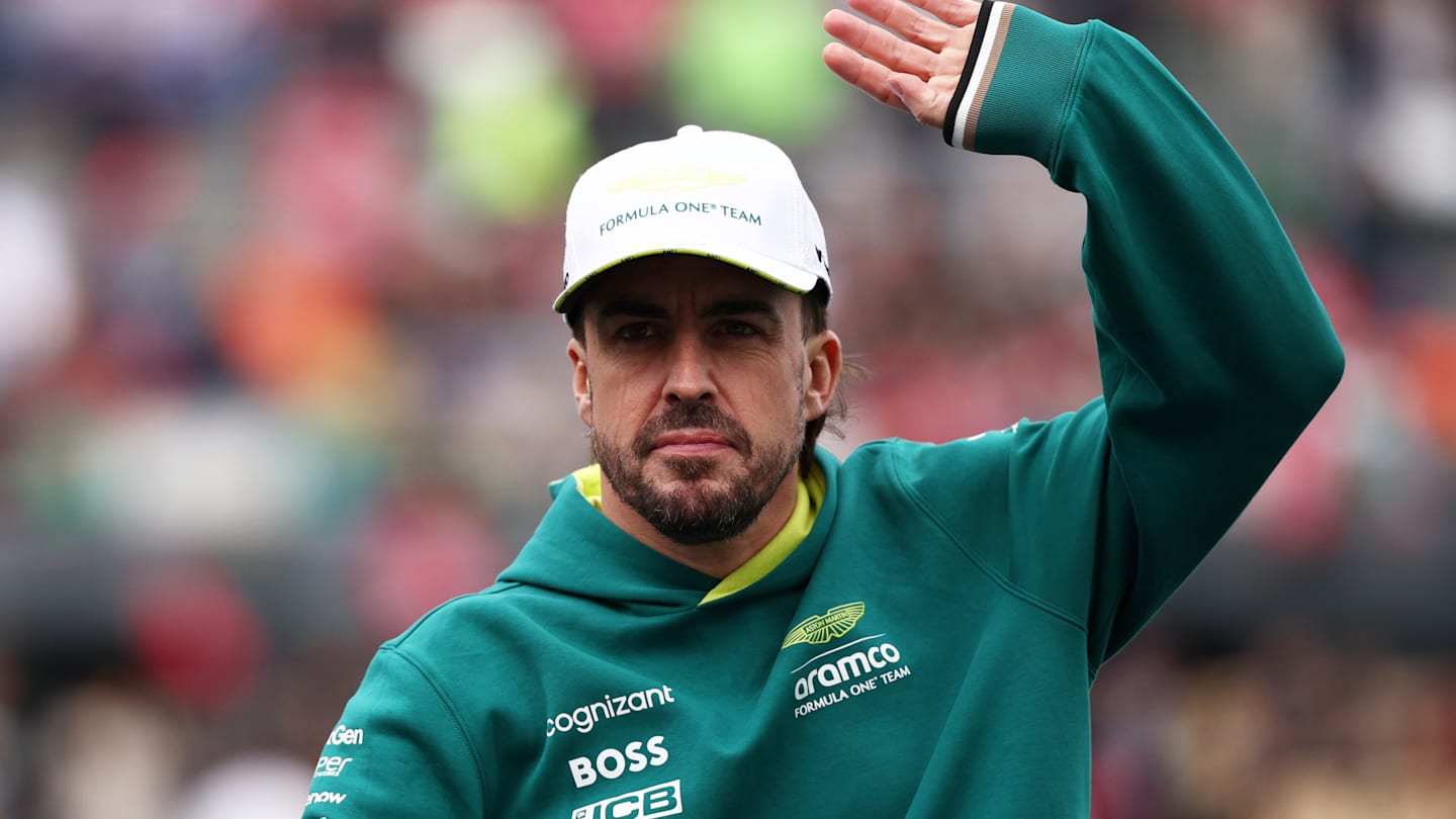 MEXICO CITY, MEXICO - OCTOBER 27: Fernando Alonso of Spain and Aston Martin F1 Team waves to the