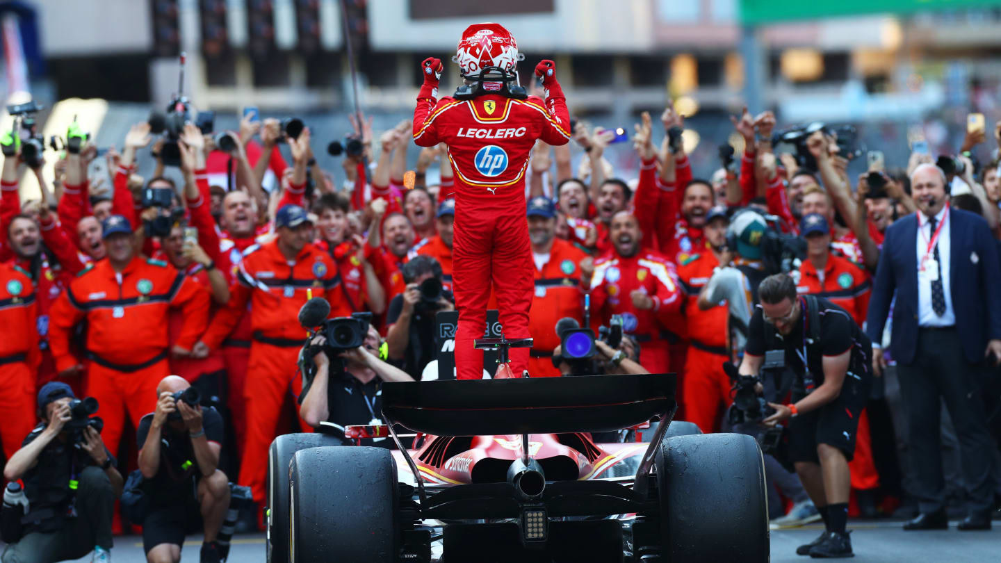 MONTE-CARLO, MÓNACO - 26 DE MAYO: El ganador de la carrera Charles Leclerc de Mónaco y Ferrari celebra en el parque