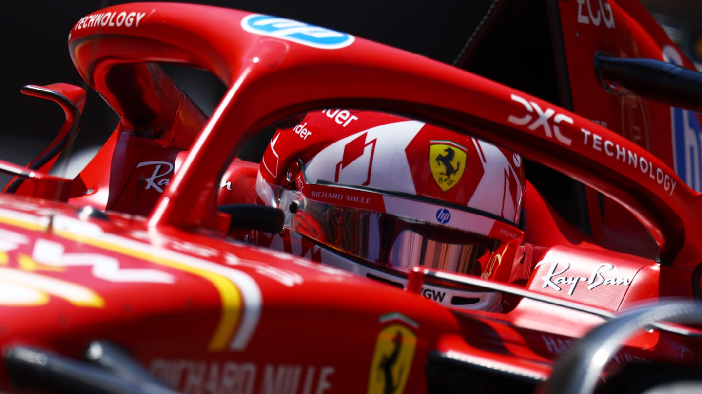 MONTE-CARLO, MÓNACO - 25 DE MAYO: Charles Leclerc de Mónaco conduciendo el (16) Ferrari SF-24 en la pista