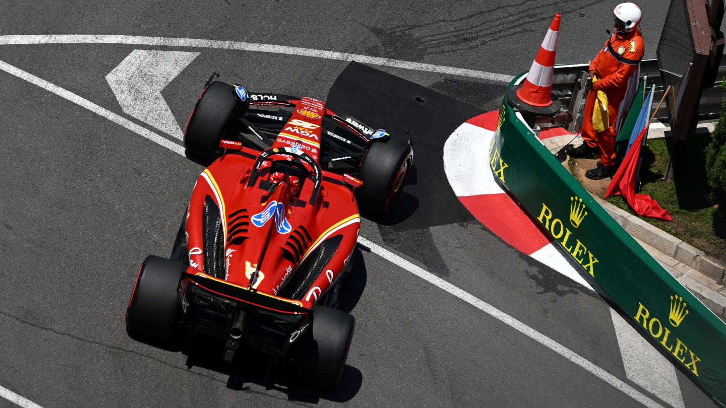MONTE-CARLO, MÓNACO - 25 DE MAYO: Charles Leclerc de Mónaco conduciendo el (16) Ferrari SF-24 en la pista