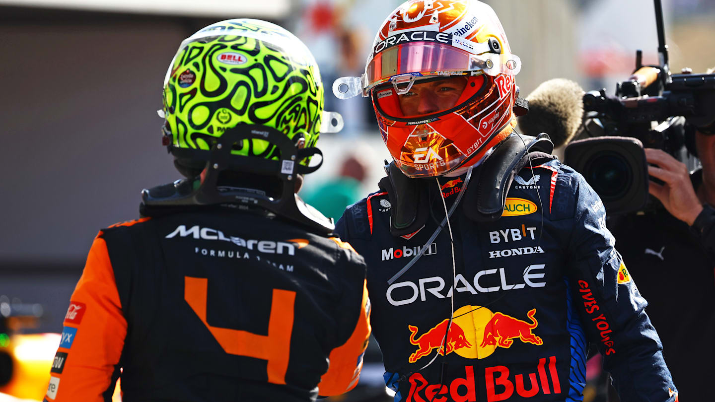 ZANDVOORT, PAÍSES BAJOS - 25 DE AGOSTO: El segundo clasificado, Max Verstappen de los Países Bajos y Oracle Red