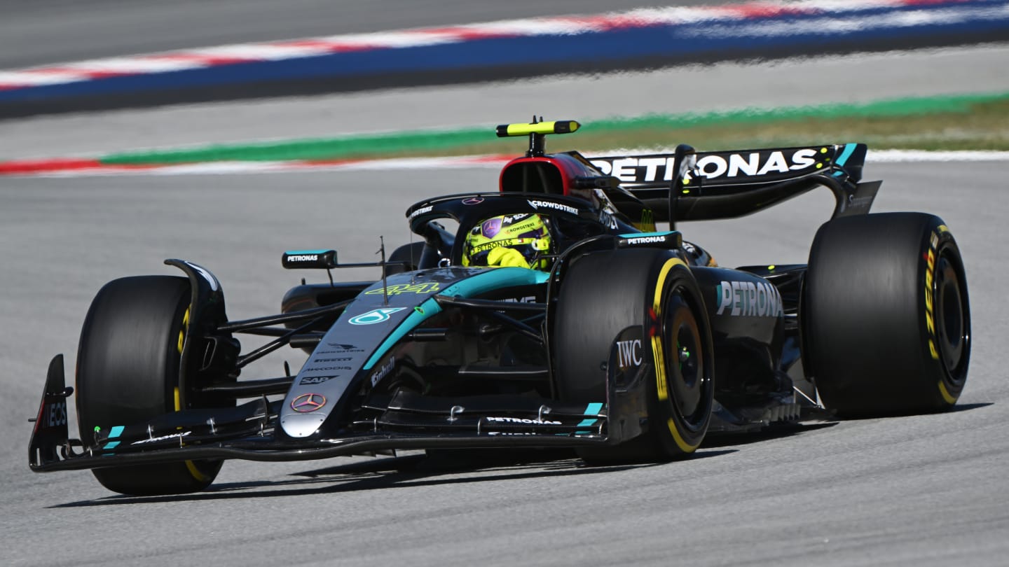 BARCELONA, ESPAÑA - 21 DE JUNIO: Lewis Hamilton de Gran Bretaña conduciendo el Mercedes AMG Petronas (44)