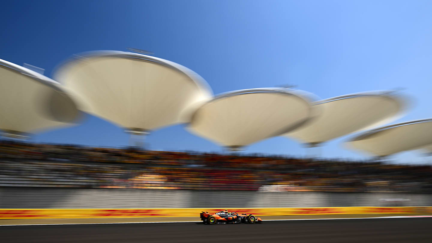 SHANGHAI, CHINA - 21 DE MARZO: Lando Norris de Gran Bretaña conduciendo el (4) McLaren MCL39 Mercedes en