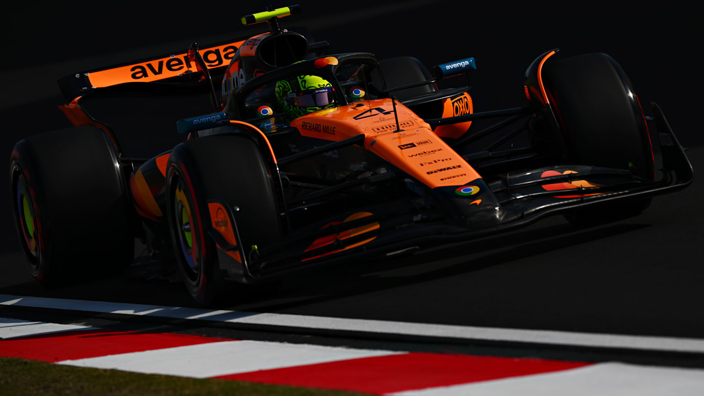 SHANGHAI, CHINA - 22 DE MARZO: Lando Norris de Gran Bretaña conduciendo el (4) McLaren MCL39 Mercedes en