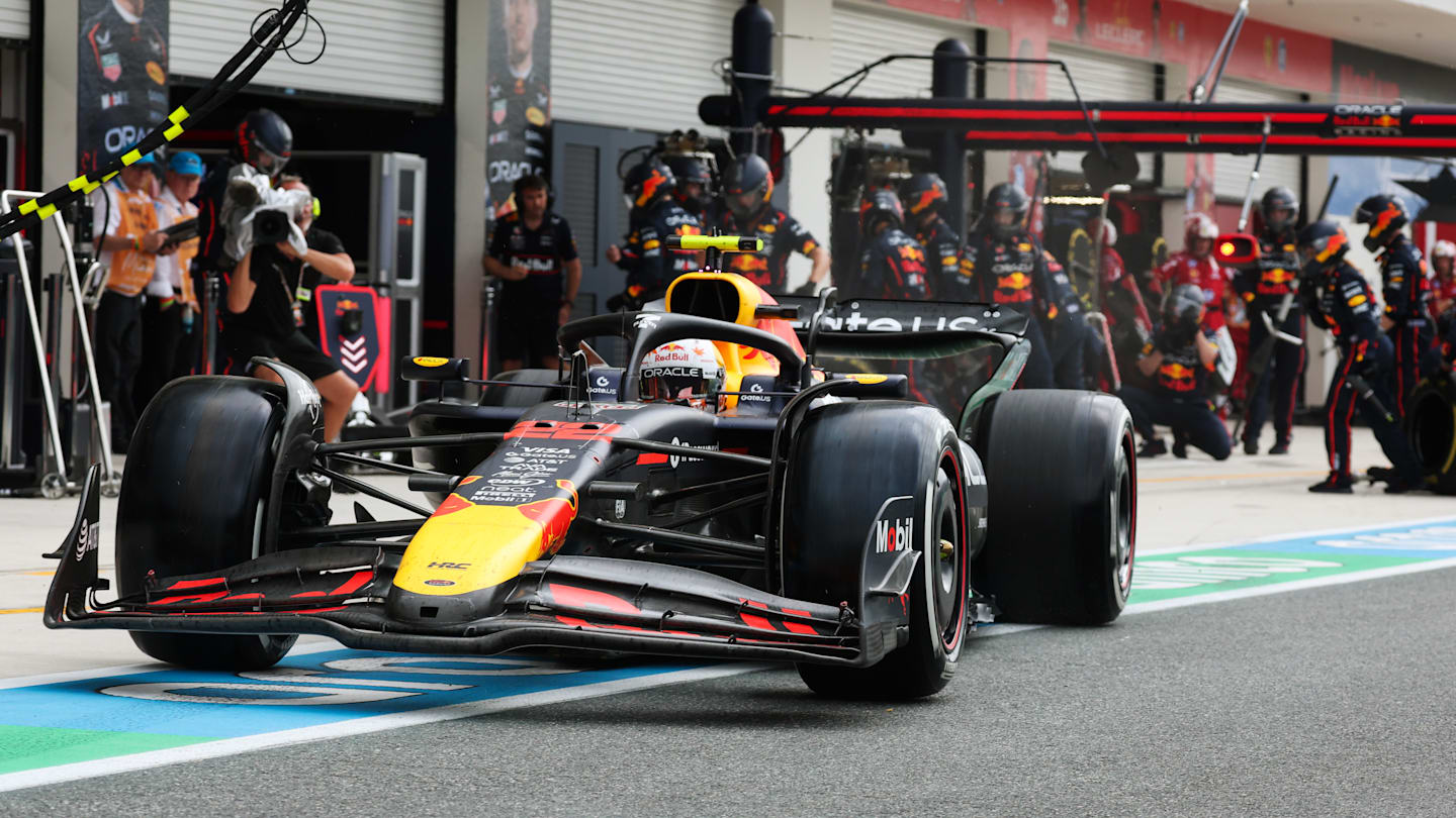 MIAMI, FLORIDA - MAY 04: Yuki Tsunoda of Japan driving the (22) Oracle Red Bull Racing RB21 makes a